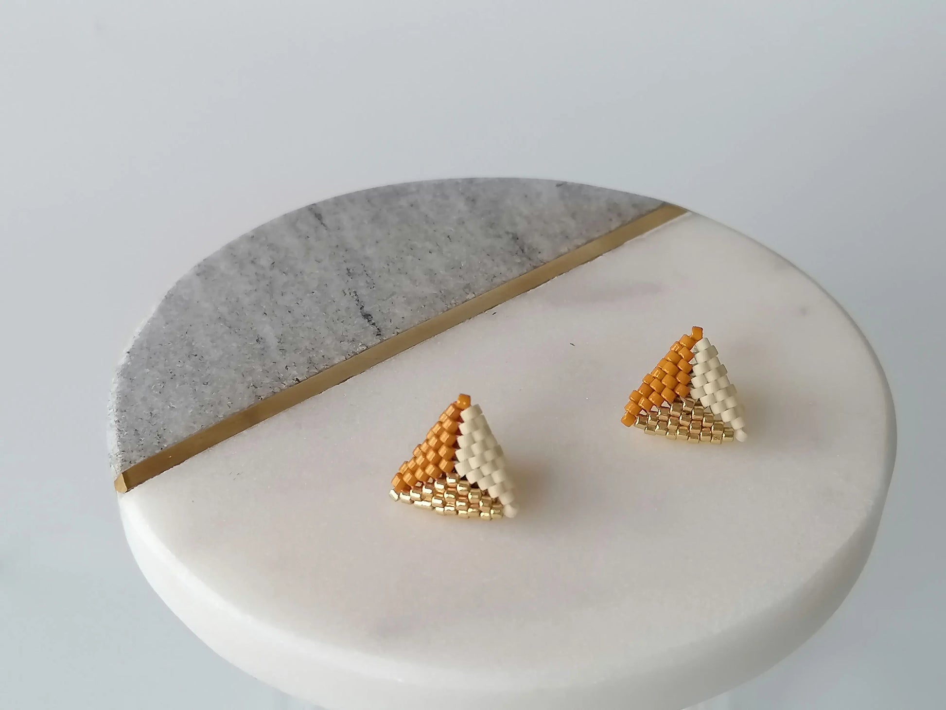 Boucles d'oreilles triangle camel 2 - Perles Miyuki - Bijoux Montréal - Lou Inspirations