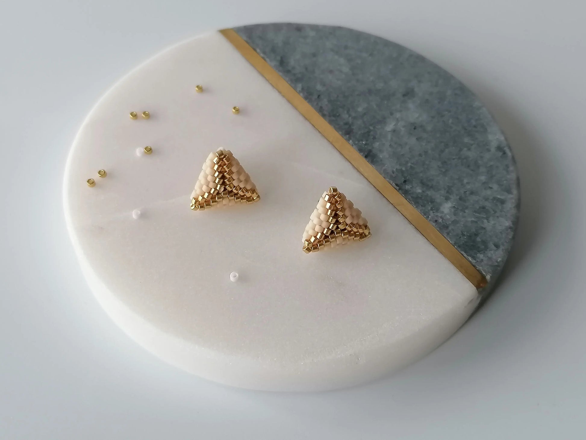 Boucles d'oreilles triangle crème 2 - Perles Miyuki - Bijoux Montréal - Lou Inspirations