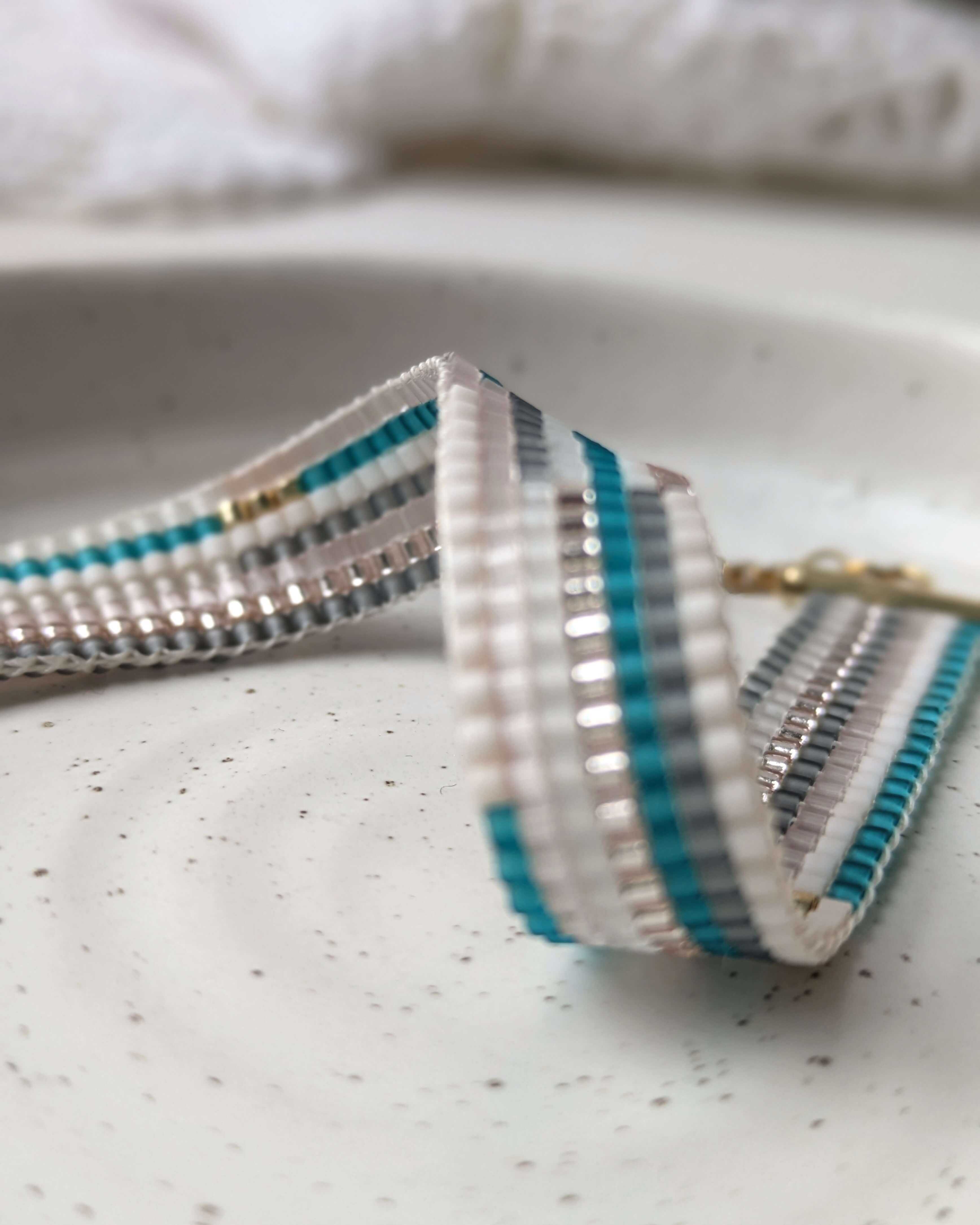 Bracelet en perles de verre japonaises tissé à la main sur métier à tisser au Québec, bijou artisanal Lou Inspirations