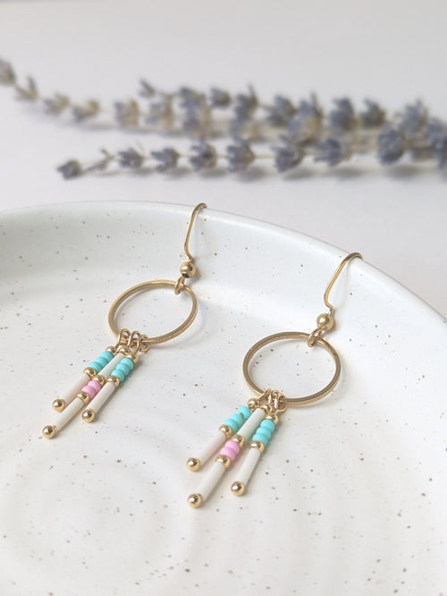 Boucles d'oreilles pendantes | Acier inoxydable | Trio de perles Pastel