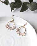 Boucles d’oreilles cercle tissé en perles de verre rose satiné, création artisanale délicate et lumineuse