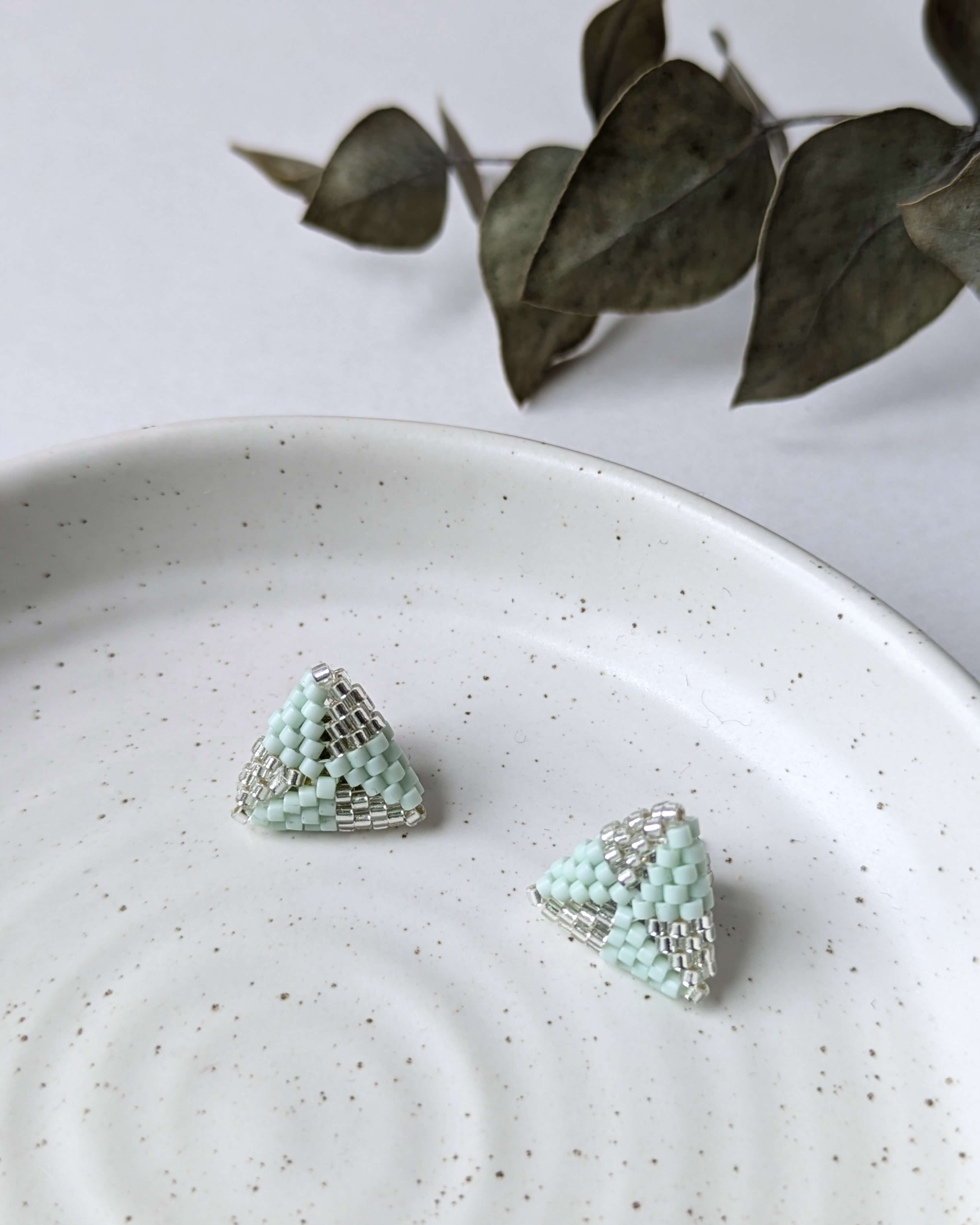 Boucles d'oreilles triangle | Motif berlingot | Tissées à la main en perles de verre