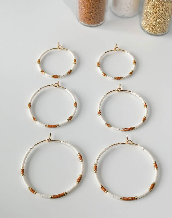 Boucles d'oreilles Créoles Camel - Perles Miyuki - Bijoux Montréal - Lou_Inspirations