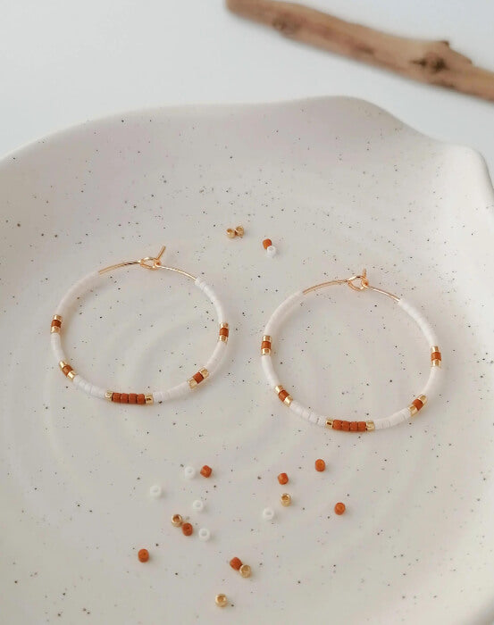 Boucles d'oreilles Créoles Camel Moyennes - Perles Miyuki - Bijoux Montréal - Lou_Inspirations