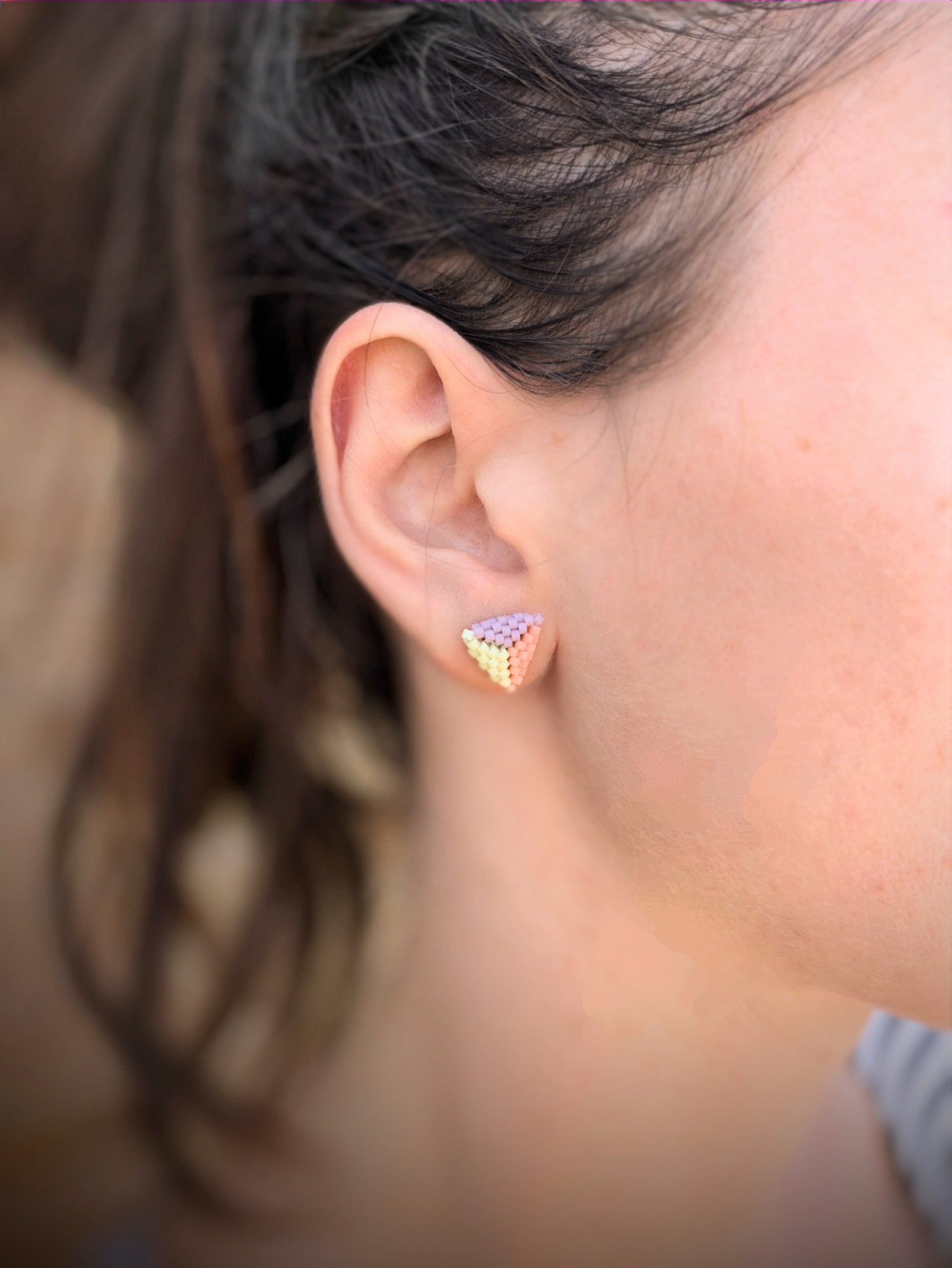 Boucles d'oreilles Prisme été Multicolores portée - Perles Miyuki - Lou Inspirations