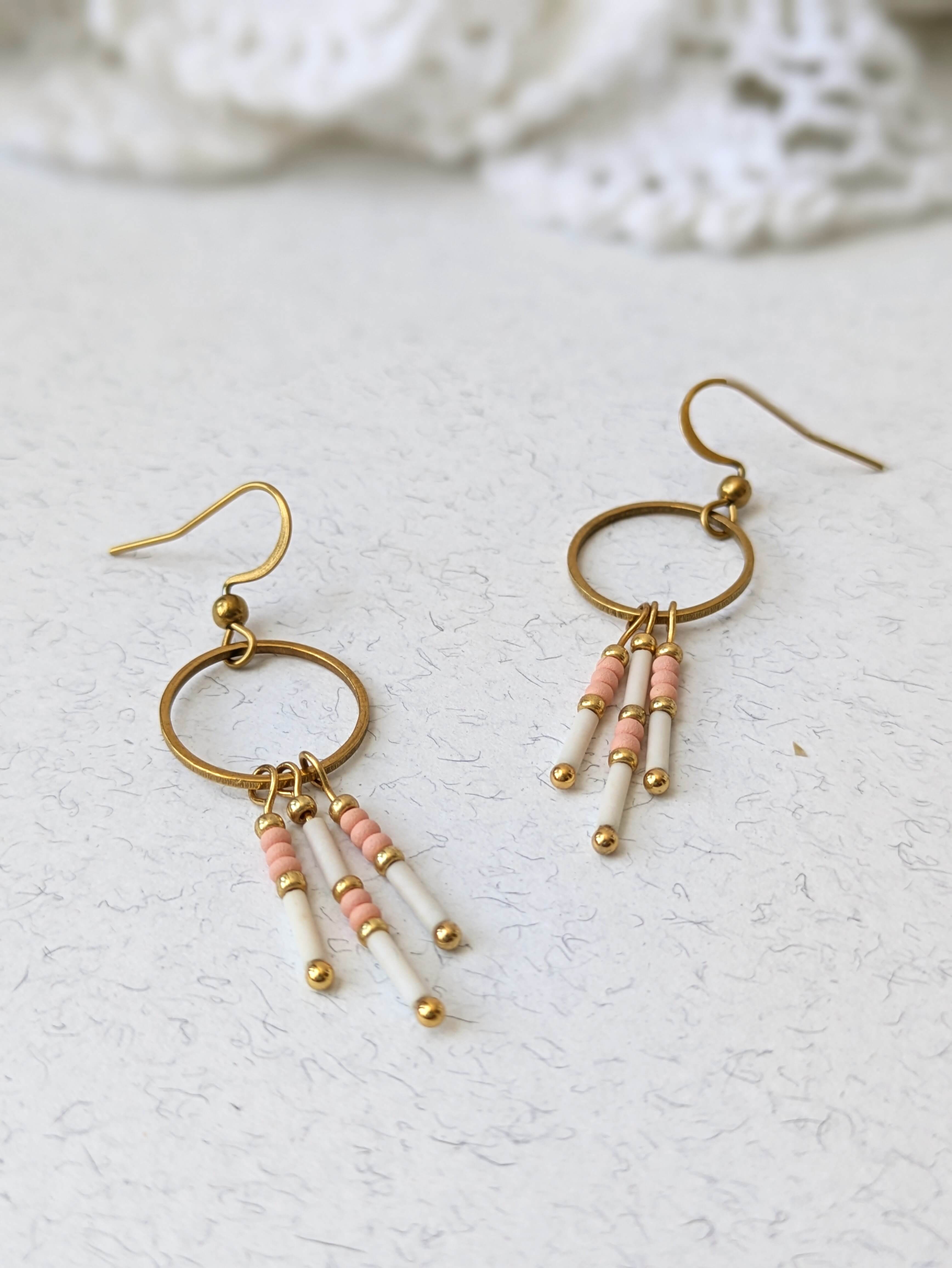 Boucles_d_oreilles_pendantes_anneaux_ethniques_rose_1