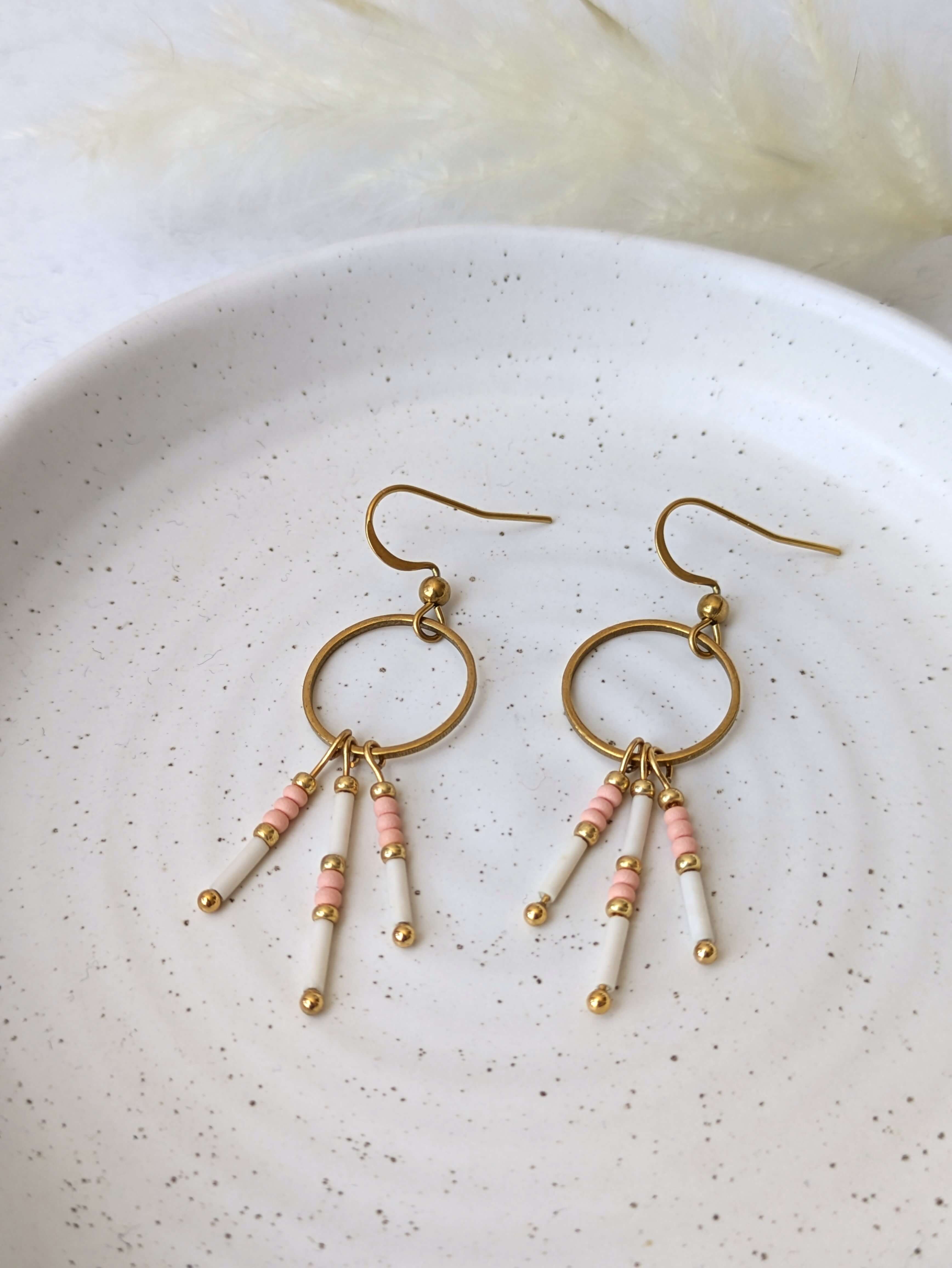 Boucles_d_oreilles_pendantes_anneaux_ethniques_rose_2