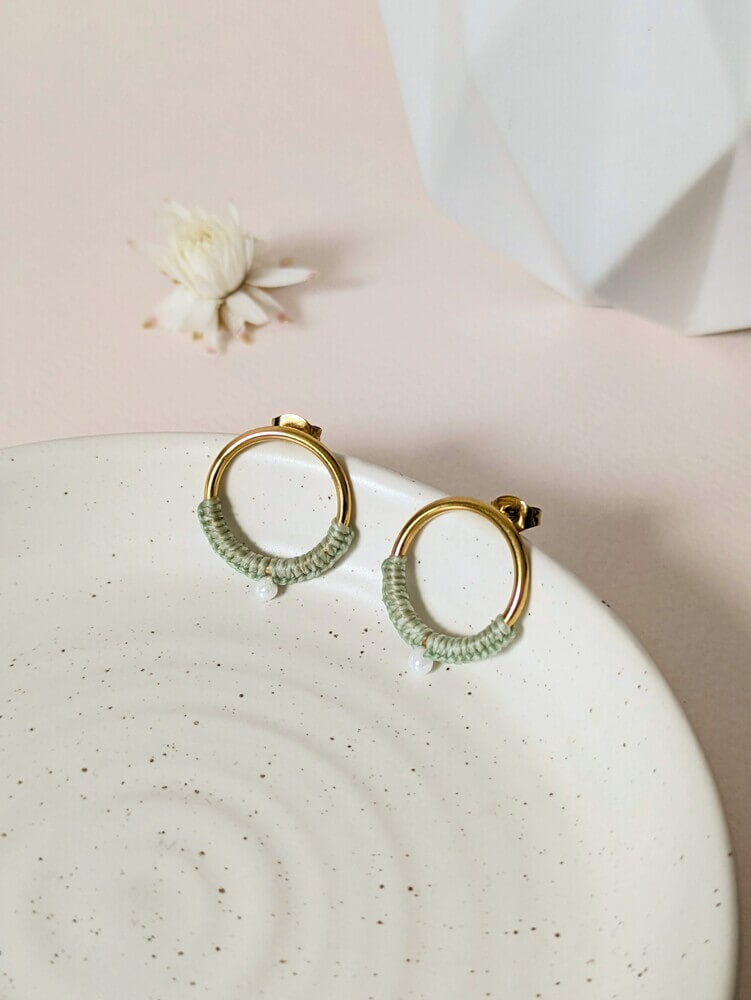 Boucles_d_oreilles_pour_femmes_-_anneaux_noues_-_vert_sauge_-_Esprit_macrame_-_Fait_main_au_quebec_-_Lou_Inspirations_2