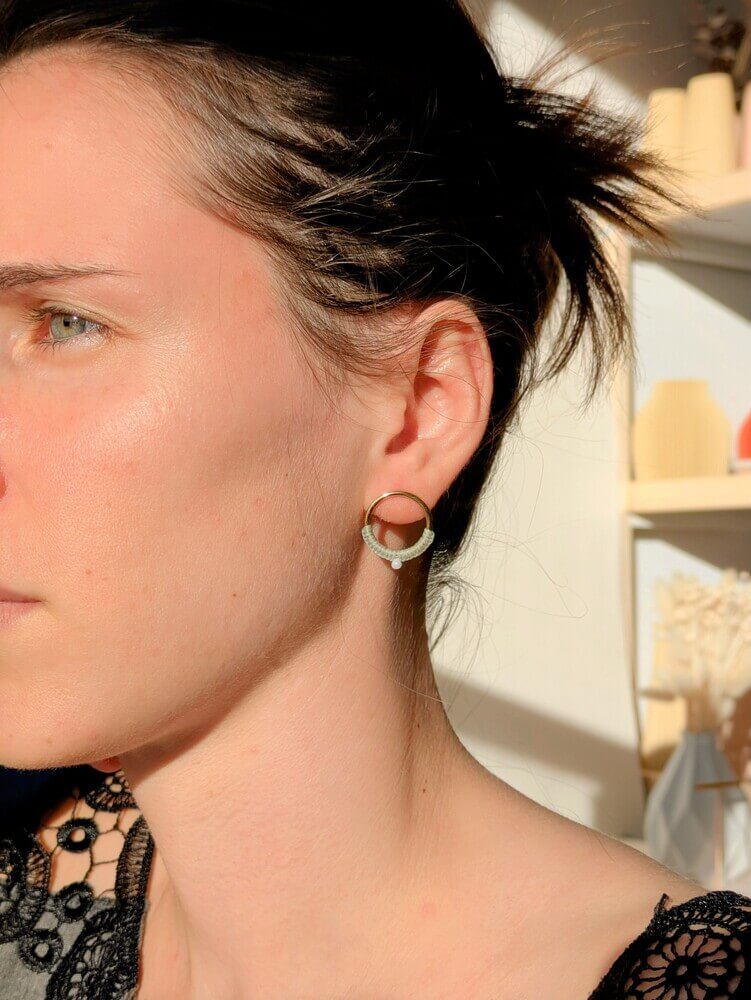 Boucles_d_oreilles_pour_femmes_-_anneaux_noues_-_vert_sauge_-_Portees_-_Esprit_macrame_-_Fait_main_au_quebec_-_Lou_Inspirations