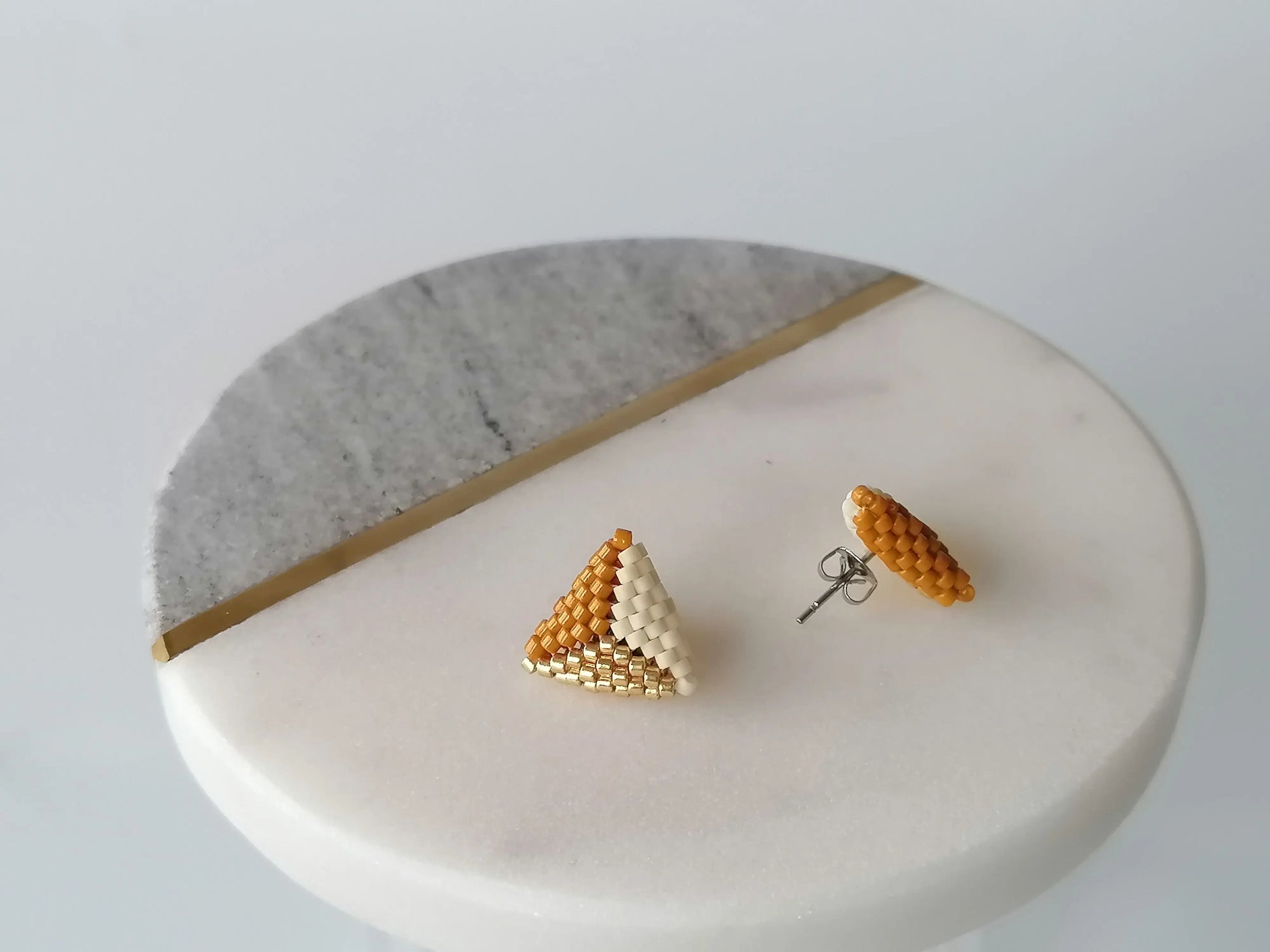 Boucles d'oreilles triangle camel - Perles Miyuki - Bijoux Montréal - Lou Inspirations