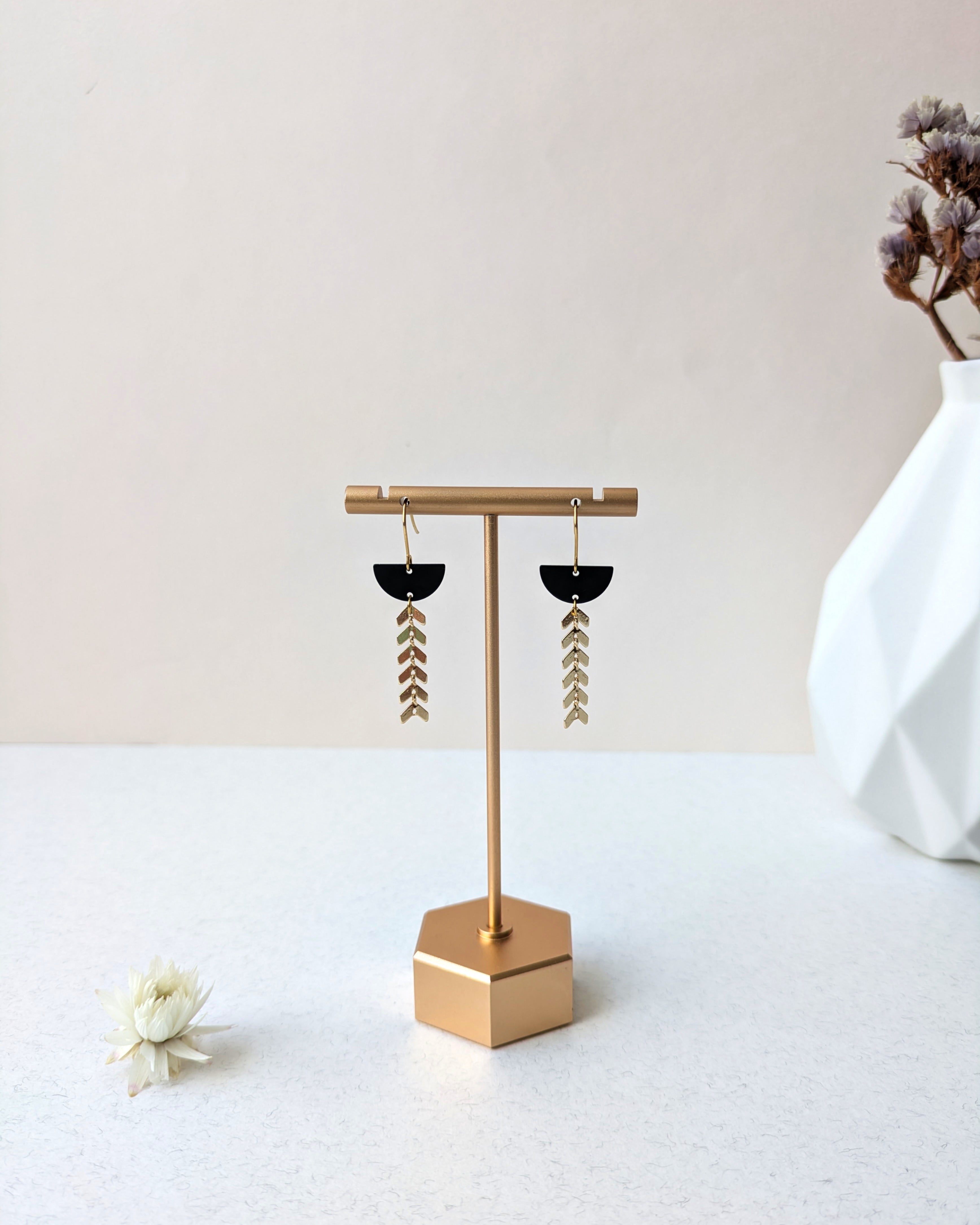 Boucles d’oreilles minimalistes noir et doré, design de demi-lune au style contemporain