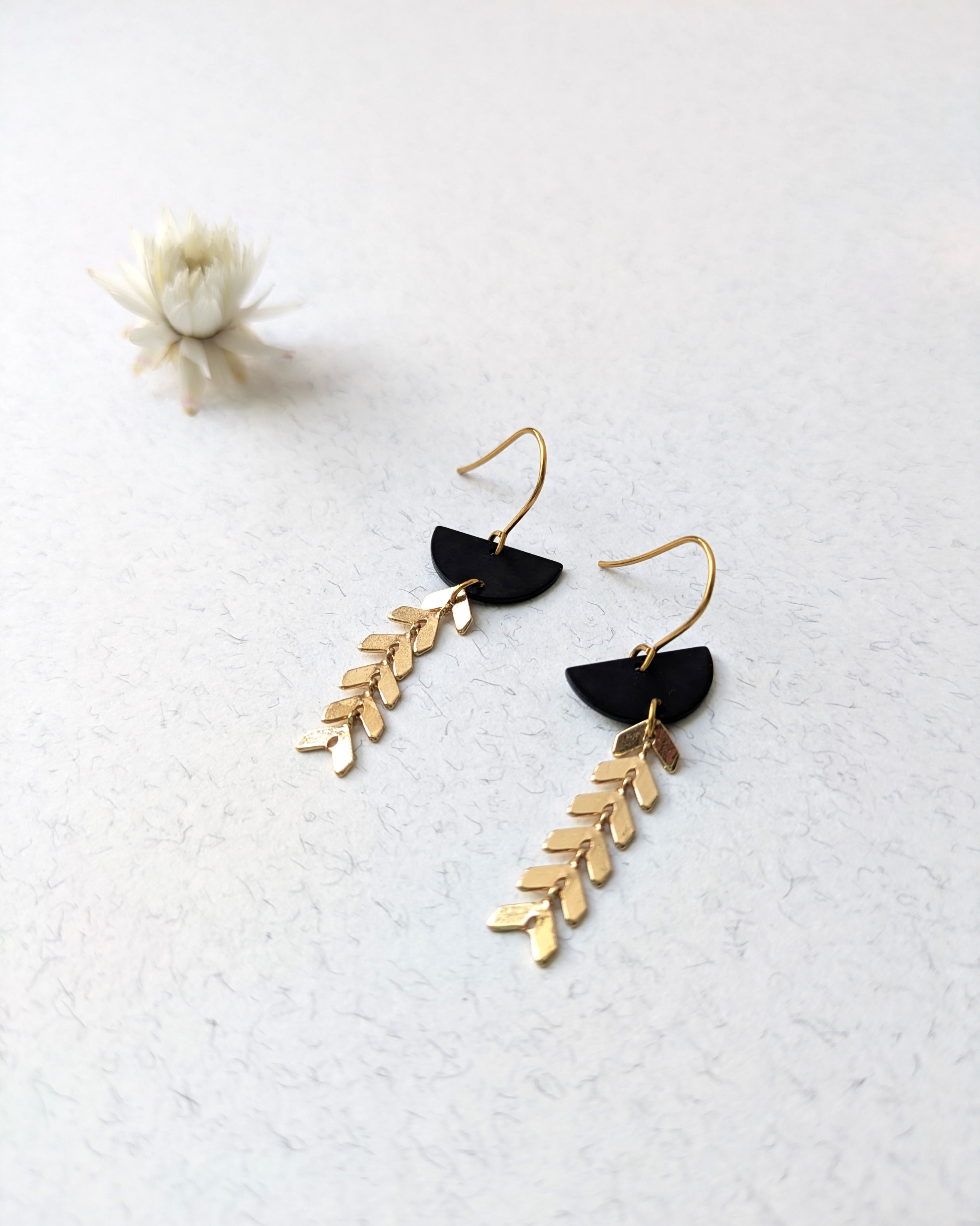 Boucles d'oreilles Noir & Or | Style élégant | Design demi-lune