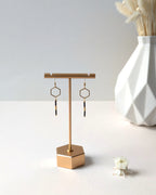 Boucles d’oreilles noir et or au design hexagonal et perles, création artisanale élégante et lumineuse