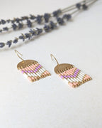 Boucles d’oreilles artisanales gros plan tissage délicat