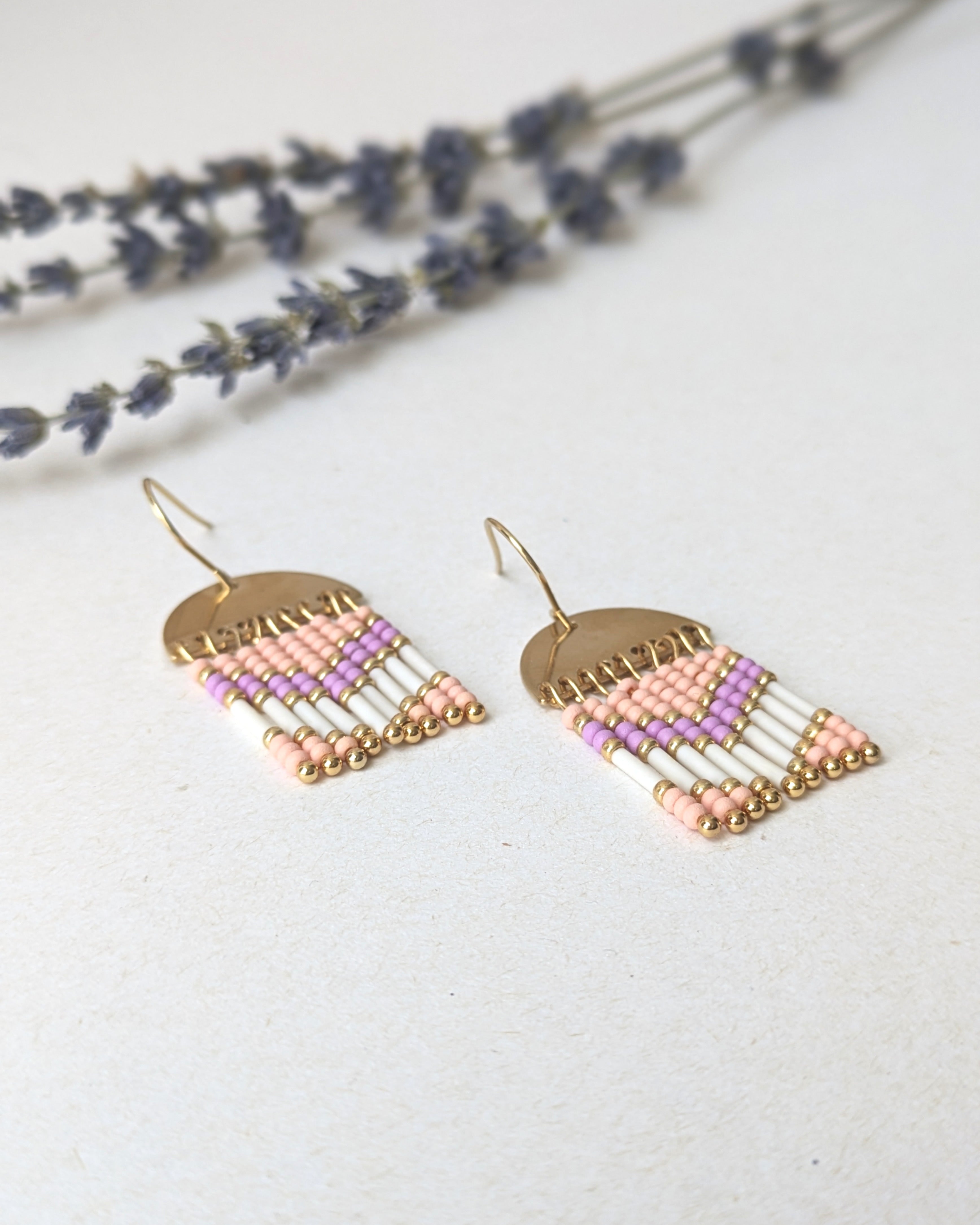 Boucles d’oreilles artisanales gros plan tissage délicat