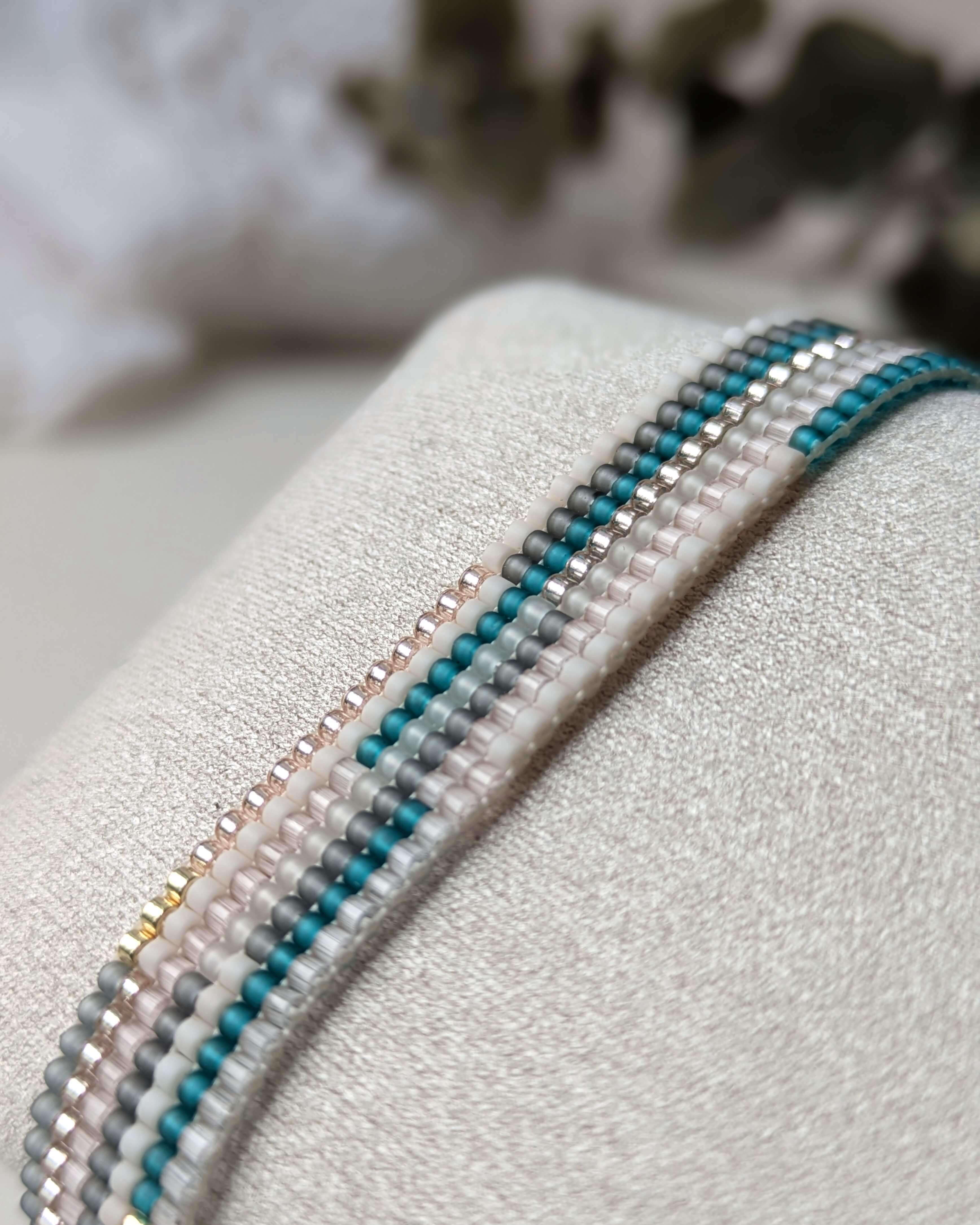 Bracelet en perles de verre japonaises style bohème, création artisanale tissée à la main au Québec Lou Inspirations