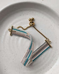 Bijou bracelet artisanal en perles de verre japonaises tissées au Québec, style bohème chic et minimaliste