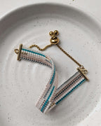 Bijou bracelet artisanal en perles de verre japonaises tissées au Québec, style bohème chic et minimaliste