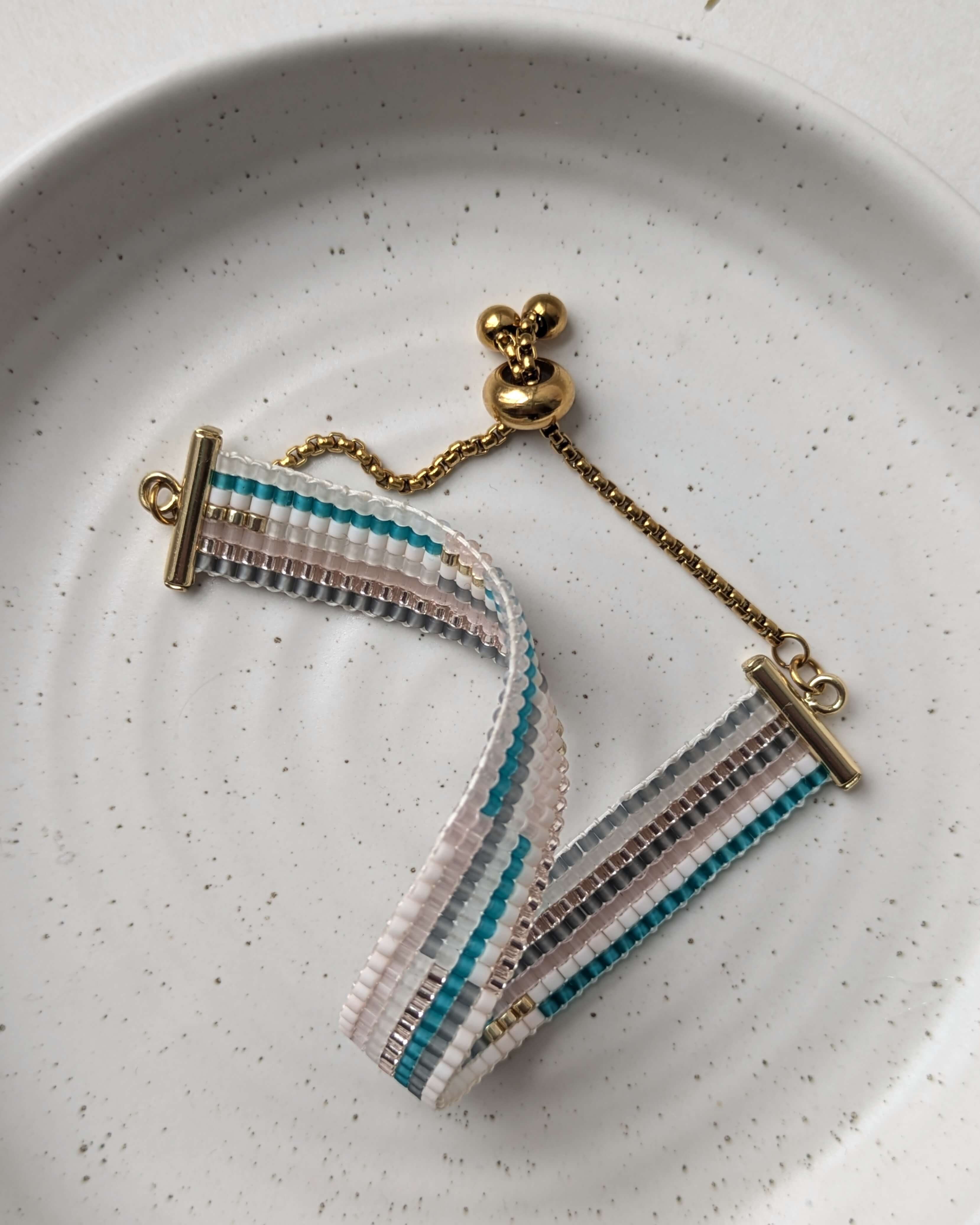 Bijou bracelet artisanal en perles de verre japonaises tissées au Québec, style bohème chic et minimaliste