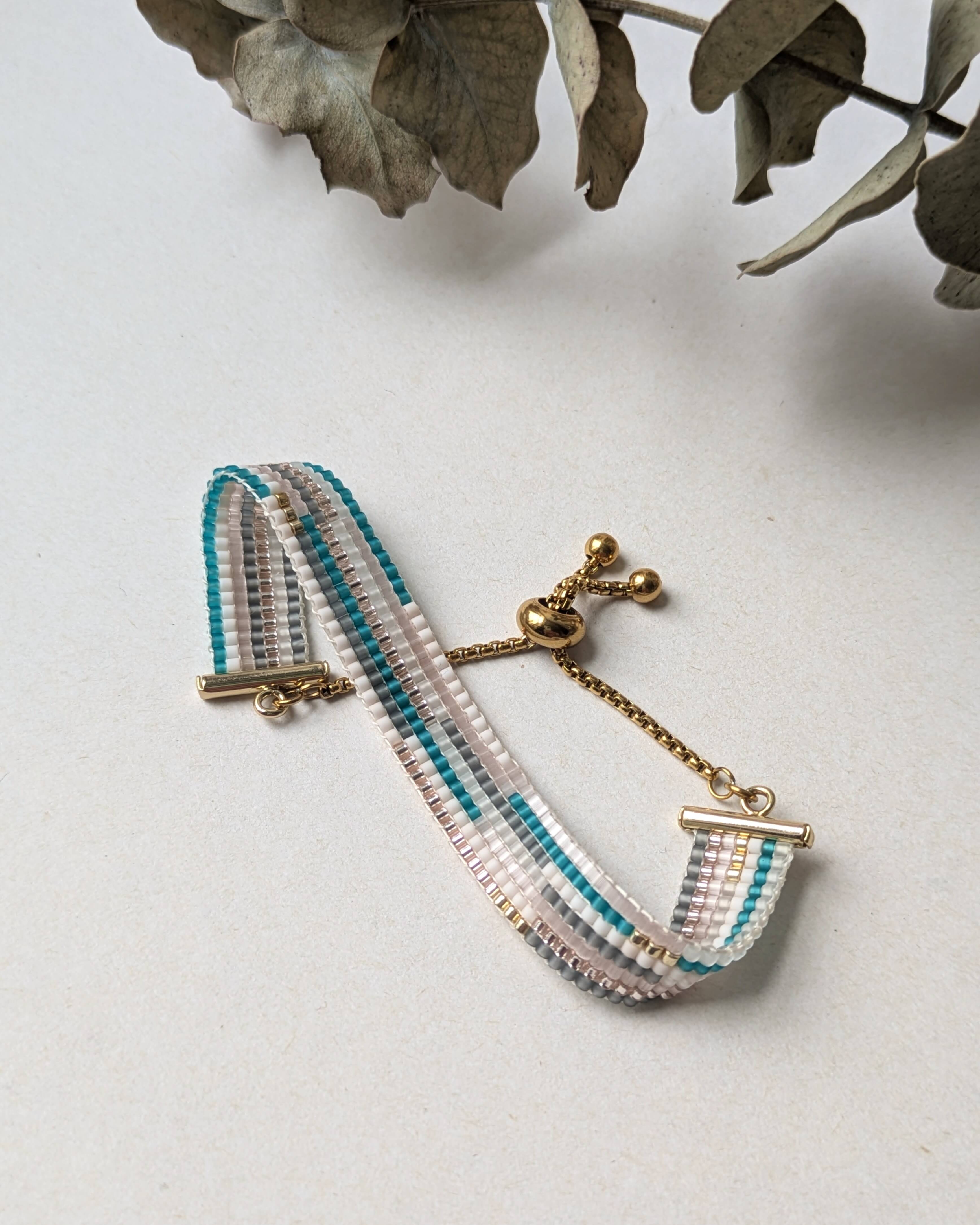 Bracelet fait main en perles japonaises délicates, tissé sur métier à tisser au Québec, accessoire élégant et durable