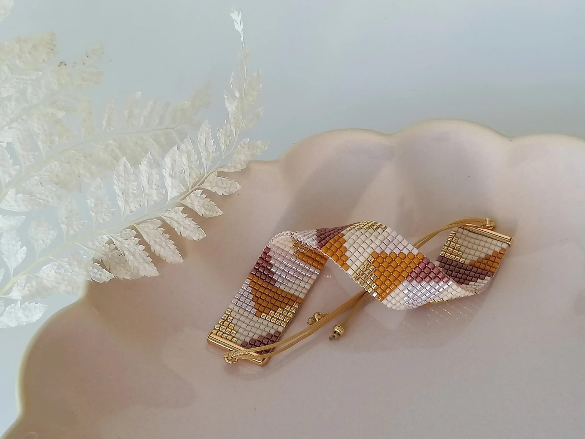 Bracelet Erable doré en perles Miyuki sur métier à tisser - Bijoux Montréal - Lou Inspirations
