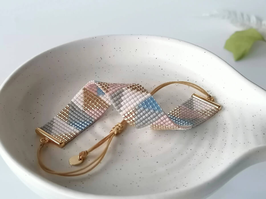 Bracelet Gris poudré en perles Miyuki sur métier à tisser - Bijoux Montréal - Lou Inspirations