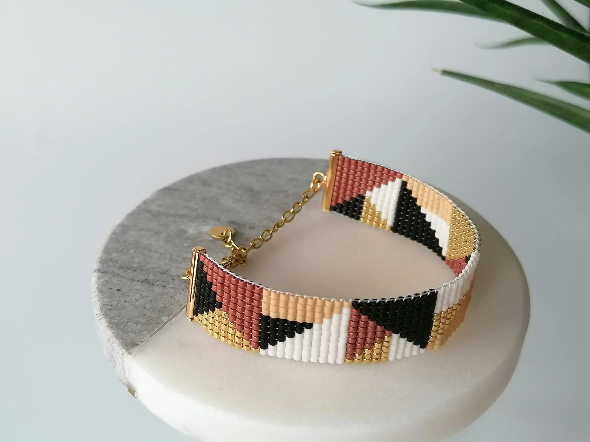 Bracelet Prisme d'ébène en perles Miyuki sur métier à tisser - Bijoux Montréal - Lou Inspirations