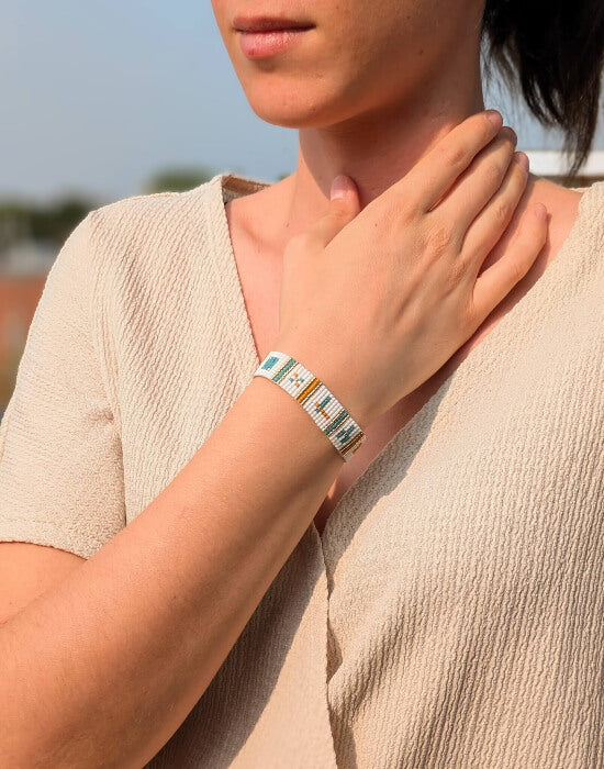 Bracelet Totem en perles Miyuki sur métier à tisser - porté - Bijoux Montréal - Lou Inspirations