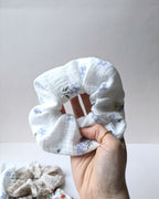 Chouchou fluffy en coton Oeko-Tex à motif bleuets, délicat et fleuri