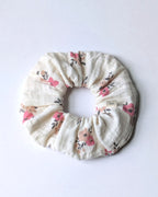 Chouchou fluffy en coton Oeko-Tex à motif bouquet de fleurs, aux accents romantiques