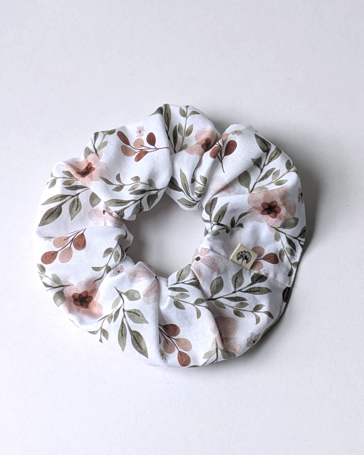 Chouchou fluffy en coton Oeko-Tex à motif camélias, pour une touche florale