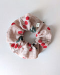 Chouchou fluffy en coton Oeko-Tex à motif cerises, pour une touche fruitée dans les cheveux