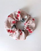 Chouchou fluffy en coton Oeko-Tex à motif cerises, pour une touche fruitée dans les cheveux