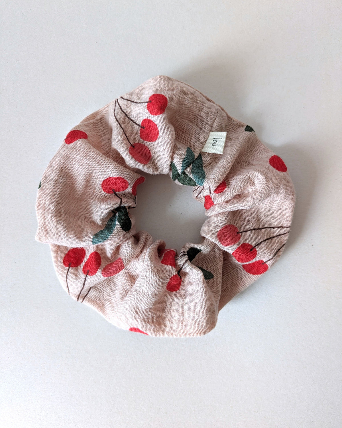 Chouchou fluffy en coton Oeko-Tex à motif cerises, pour une touche fruitée dans les cheveux
