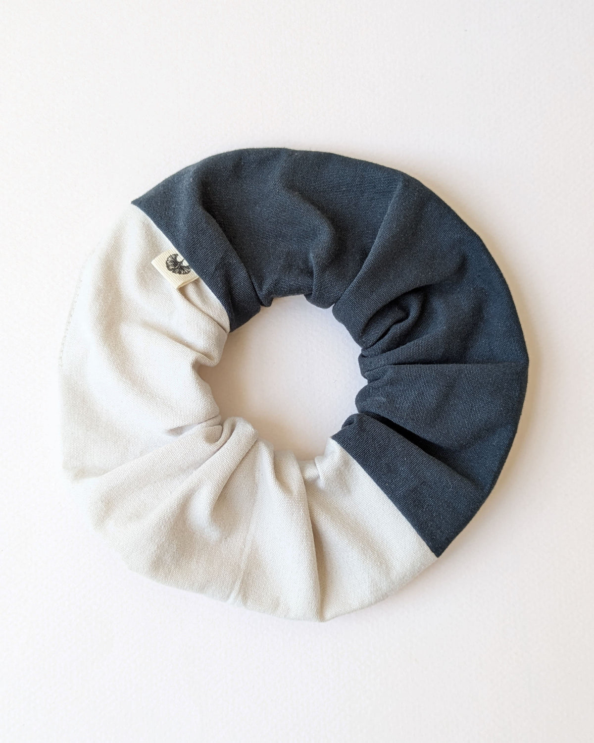 Chouchou large en coton biologique bleu marine, accessoire pour cheveux et poignet