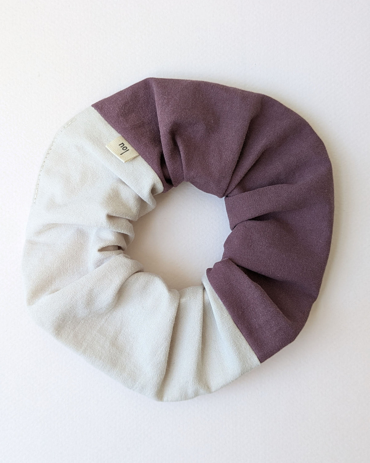 Chouchou bicolore en coton bio mauve, accessoire fait main pour les cheveux