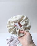 Chouchou rayé jaune en coton biologique, accessoire pour cheveux cousu artisanalement