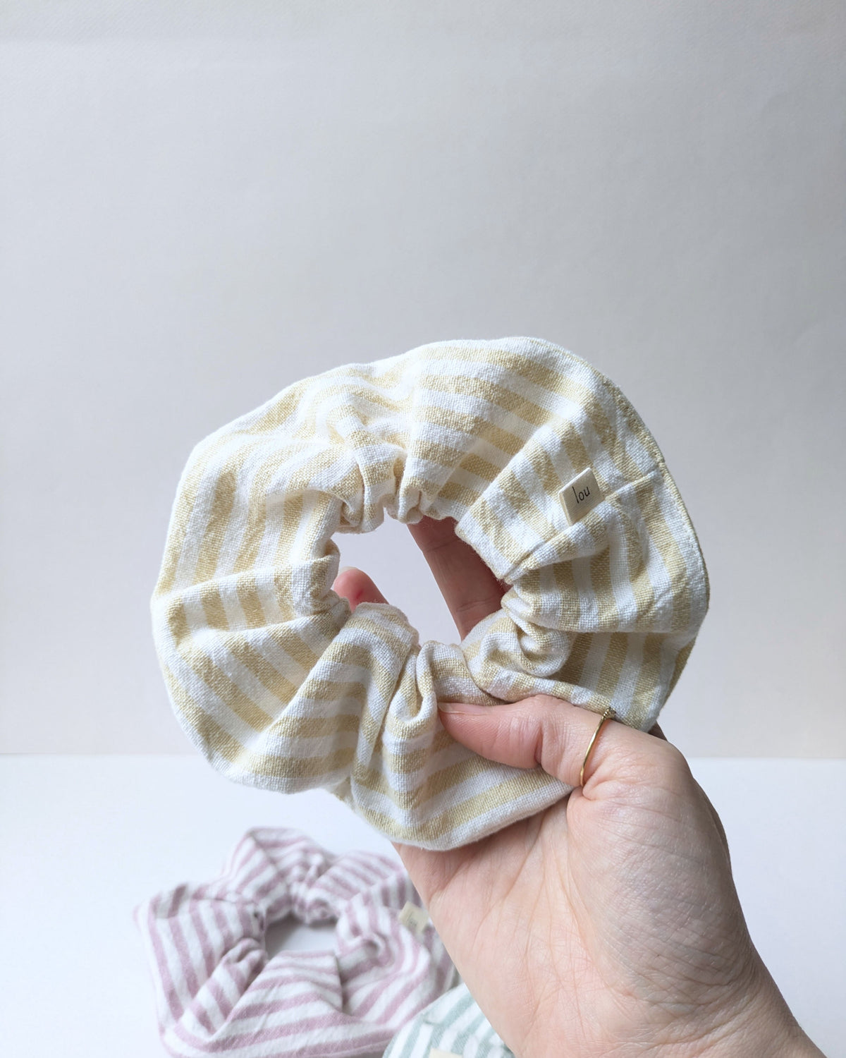 Chouchou rayé jaune en coton biologique, accessoire pour cheveux cousu artisanalement