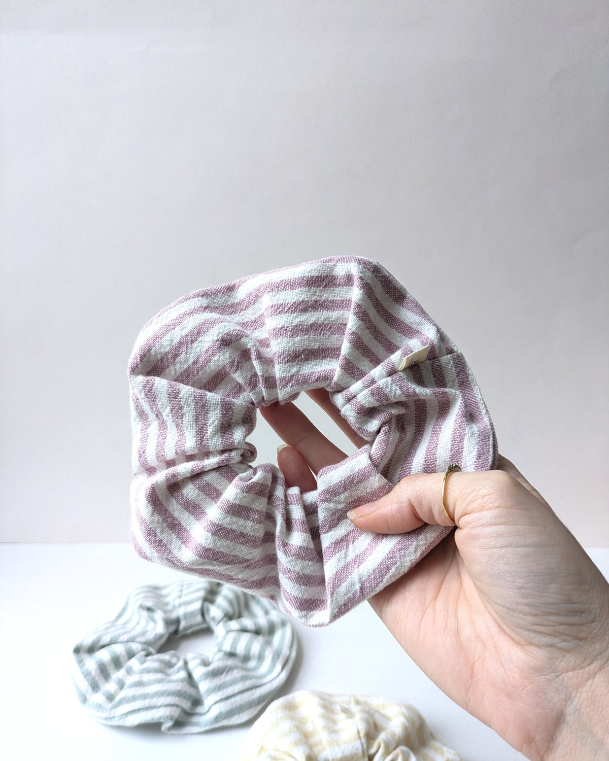 Chouchou rayé rose en coton biologique, accessoire coloré pour les coiffures du quotidien