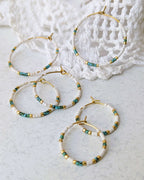 Créoles artisanales en perles Miyuki bleu, design minimaliste