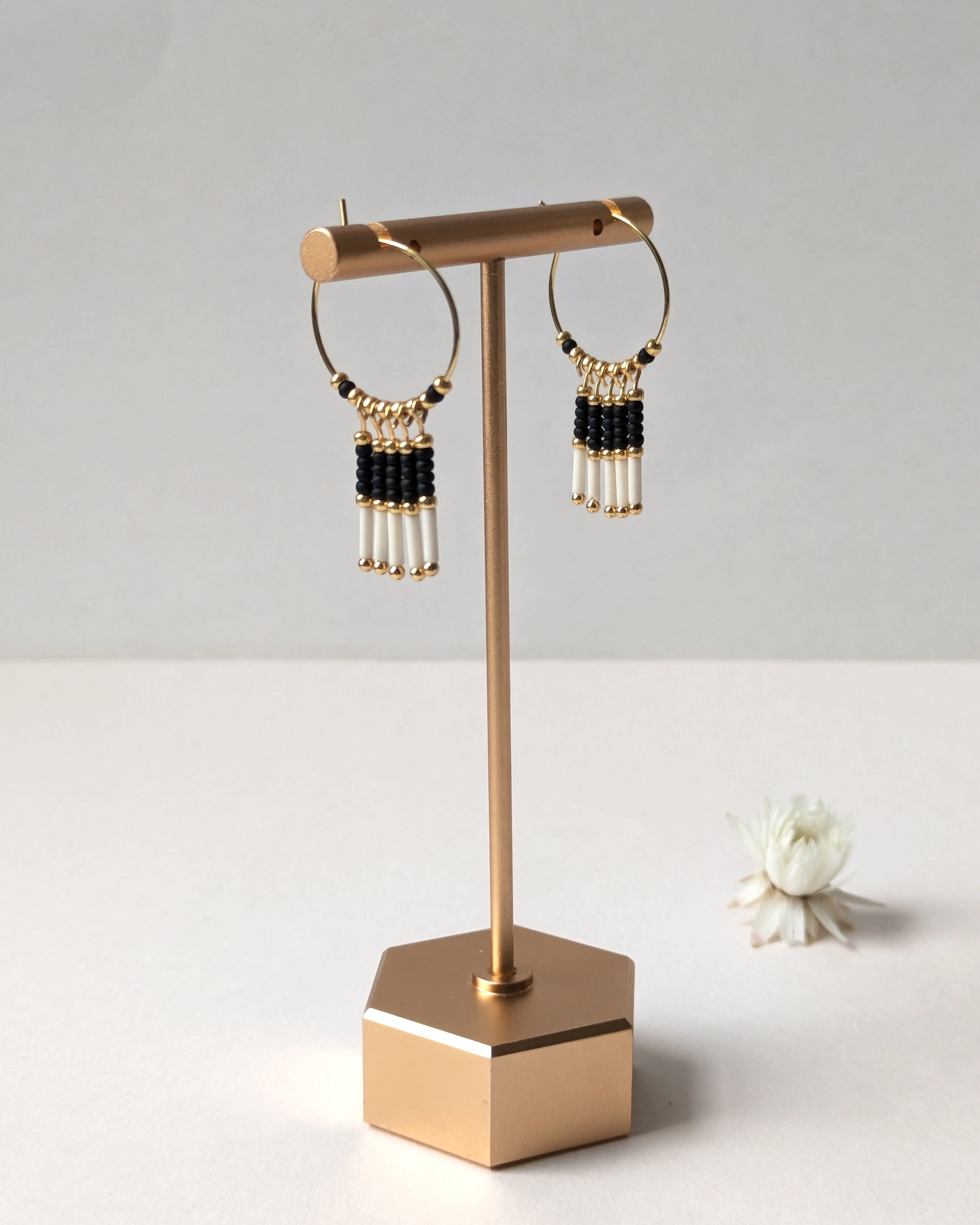 Créoles pendantes noir au design ethnique, boucles d’oreilles portées et légères