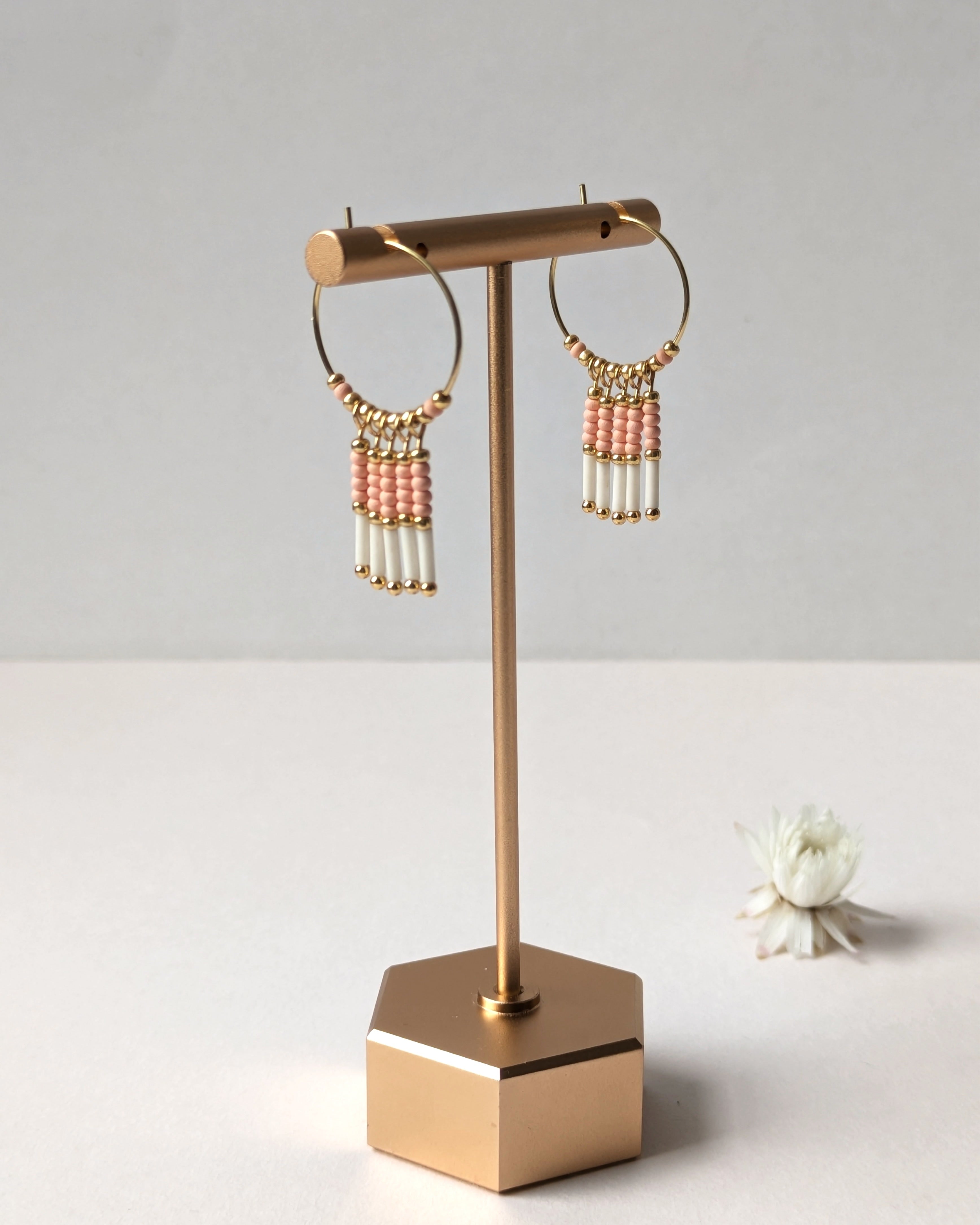 Boucles d’oreilles pêche style créoles ethniques, portées au look bohème