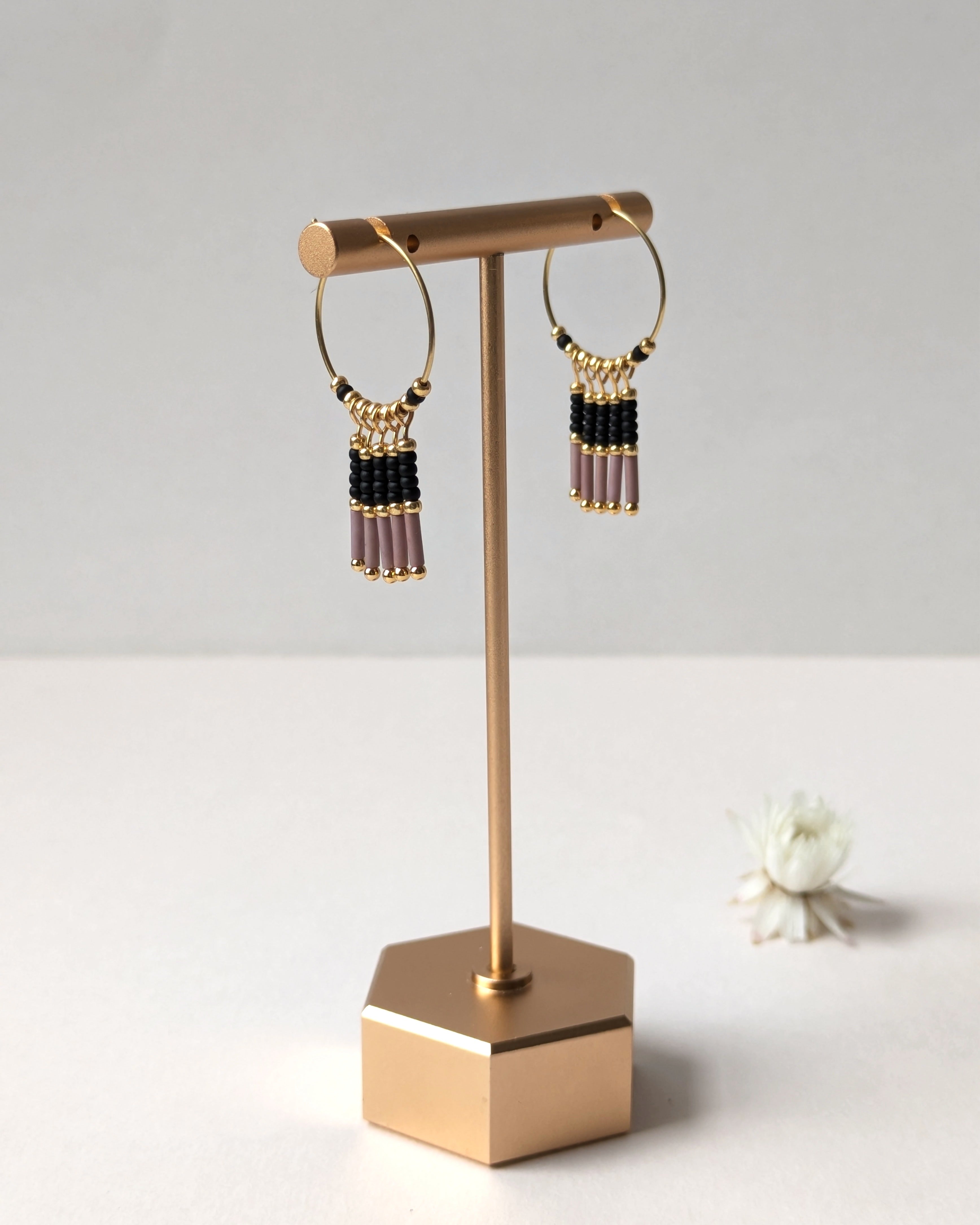 Boucles d’oreilles créoles ethniques noir et rose, style pendantes et inspiration artisanale