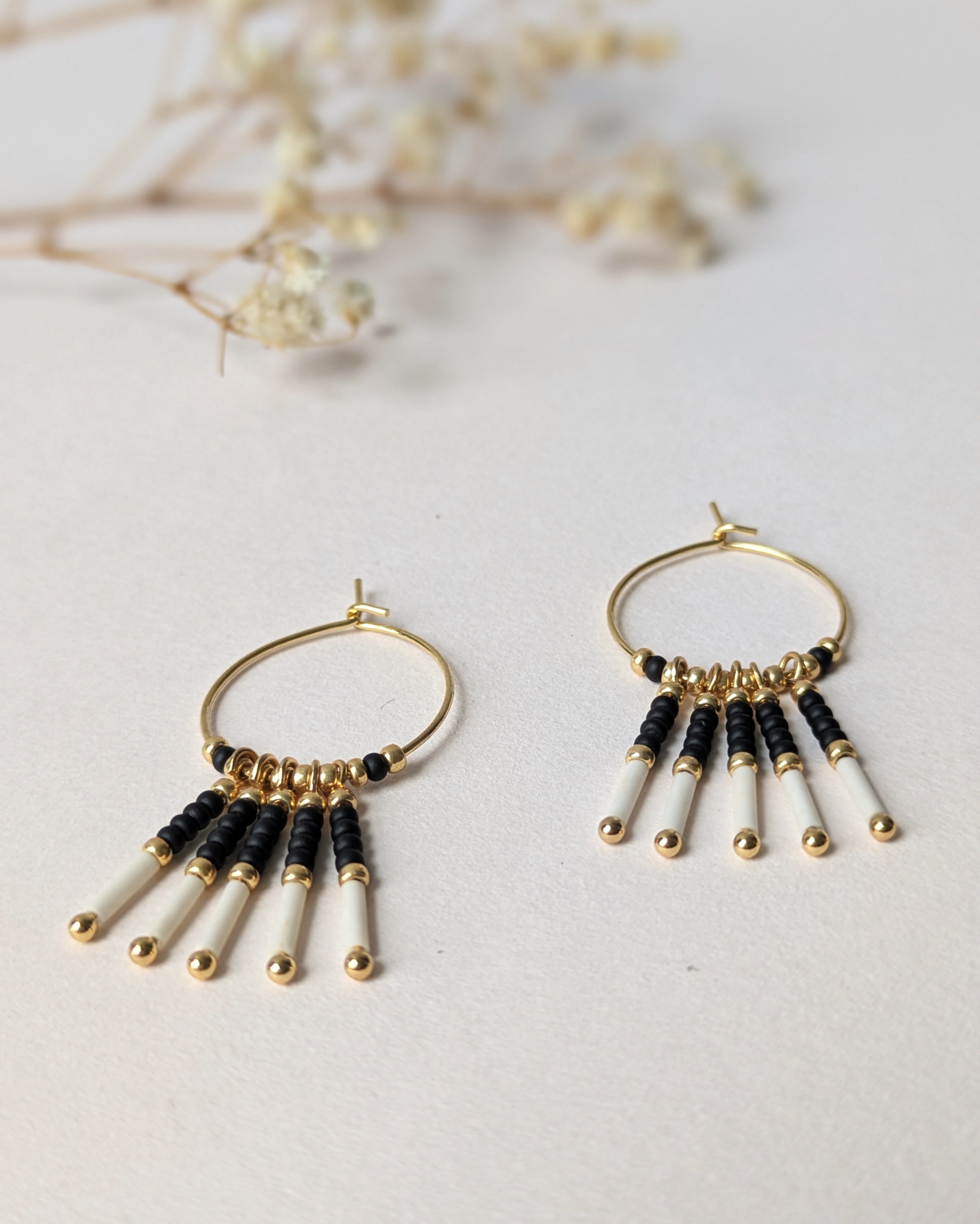 Créoles pendantes noires, inspiration ethnique et artisanale, détail en gros plan