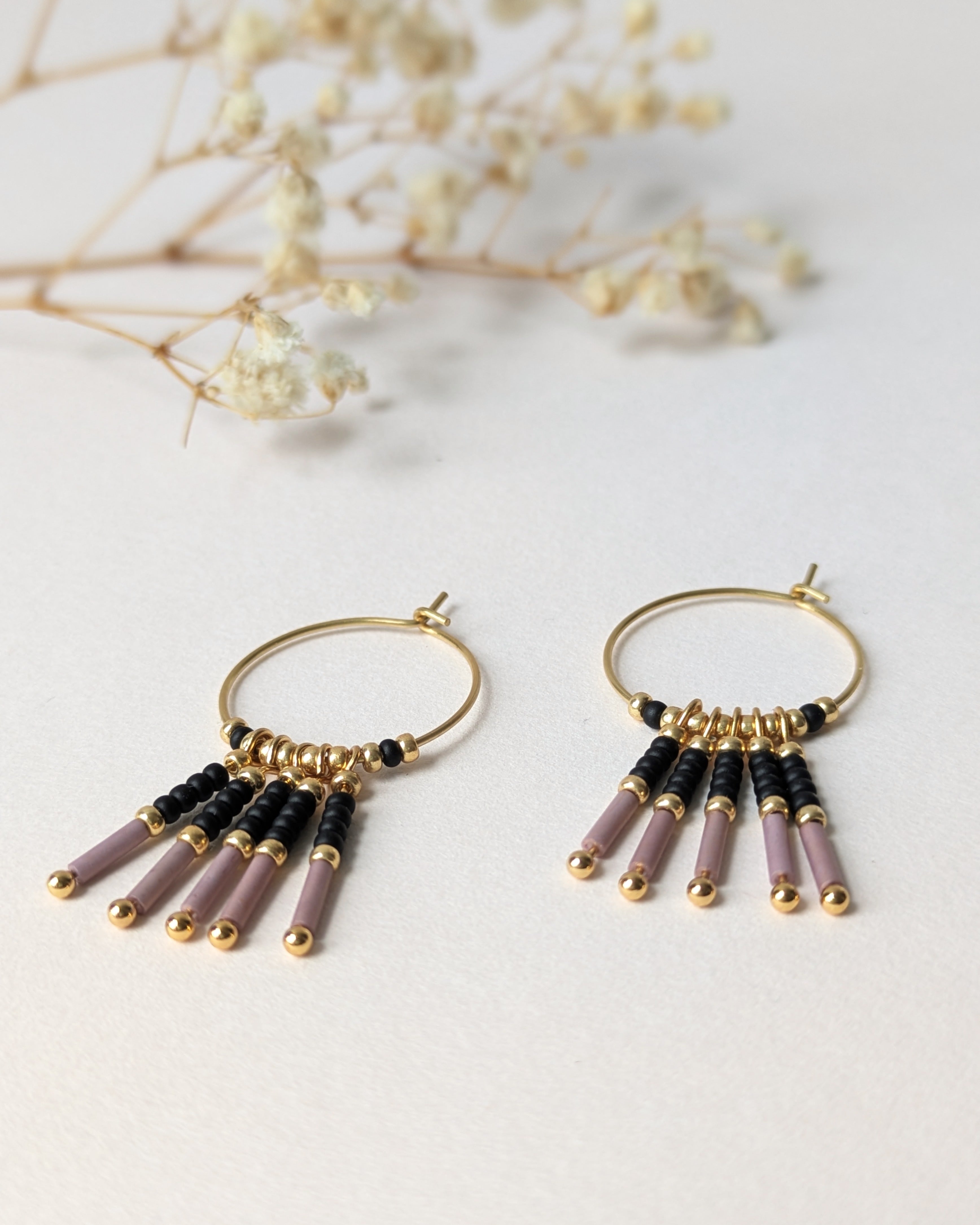 Boucles d’oreilles créoles noires et roses style ethnique, zoom sur la finition et la texture