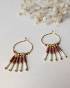 Boucles d’oreilles ethniques terracotta, créoles pendantes en gros plan élégant