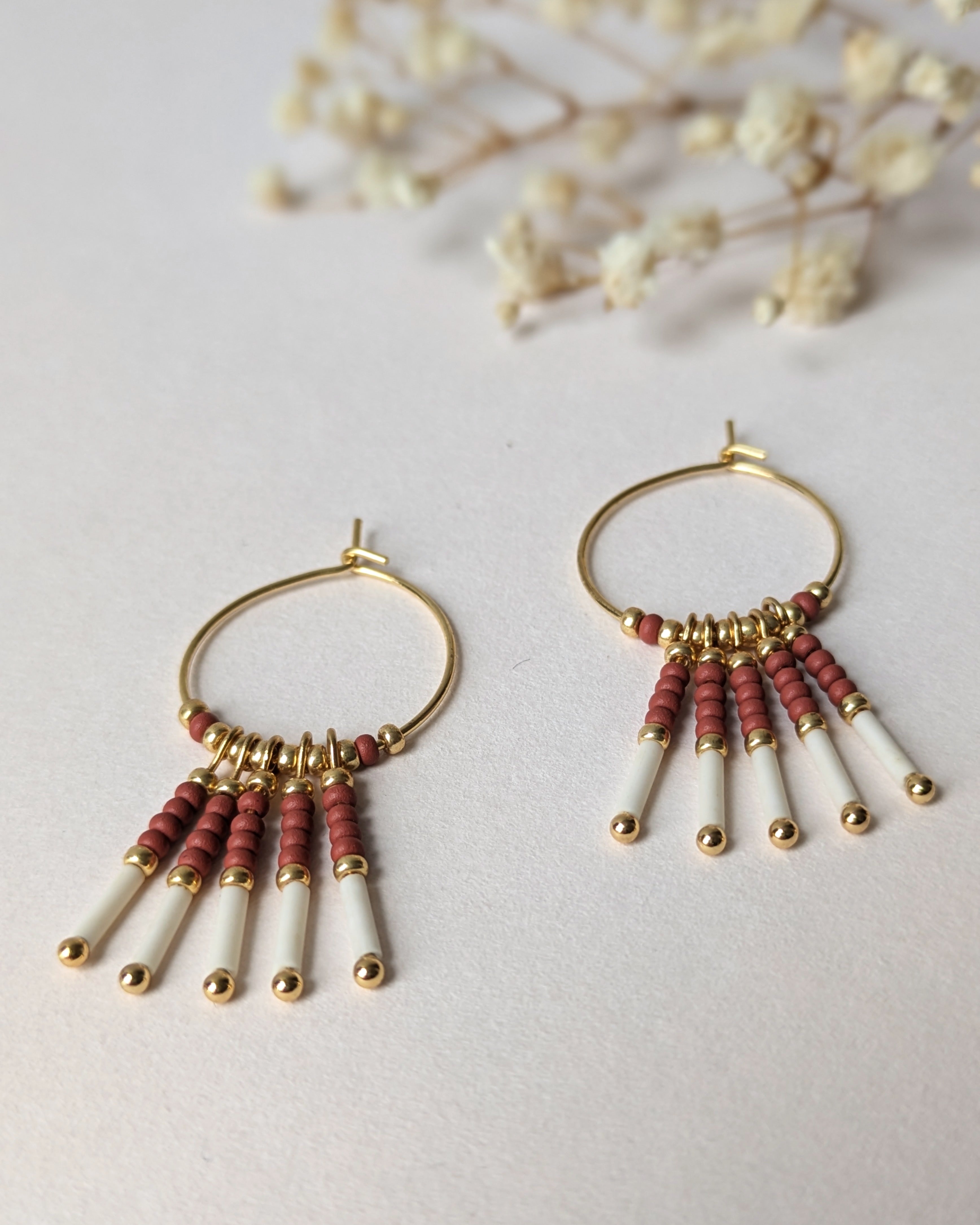 Boucles d’oreilles ethniques terracotta, créoles pendantes en gros plan élégant