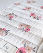 Détail du matelassage réalisé à la main sur une pochette pour livre fleurie offrant une protection douce pour les ouvrages.