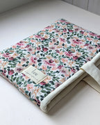 Détail de la pochette Hortense cousue et matelassée à la main à Montréal