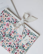 Pochette matelassée Hortense avec livre et liens en coton à nouer